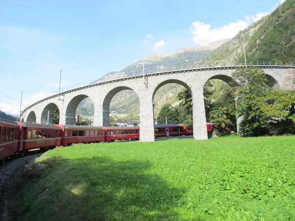 Trem vermelho ao redor das belas montanhas suíças 5 — Fotografia de Stock