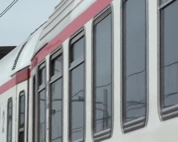 Παράθυρα του ένα επιβατηγό τρένο, που τρέχει πολύ γρήγορα προς το στόχο — Αρχείο Βίντεο