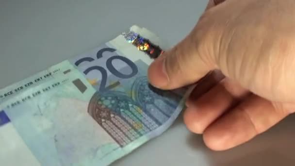 手の支払のために非常に迅速にユーロ紙幣を数える — ストック動画