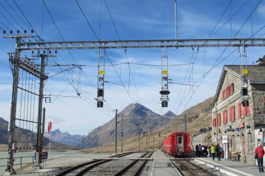 güzel İsviçre dağlarda 30 kırmızı tren