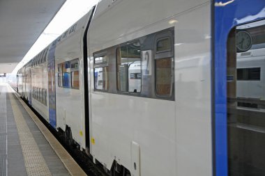 Tren İstasyonu'na bırakarak çift tren yolu