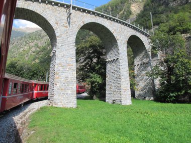 güzel İsviçre dağlarda 6 kırmızı tren