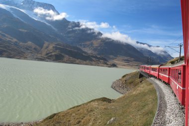 güzel İsviçre dağlarda 27 kırmızı tren