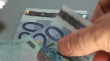 eller çok hızlı bir şekilde ödeme için Euro banknot sayma