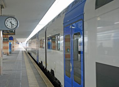 Tren istasyonunda bir tren kalkışa hazır.