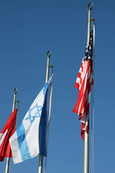 Bandiera israeliana e bandiera americana sventolano nel cielo blu — Foto Stock
