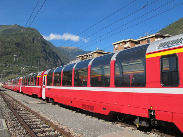 Röda tåget runt de vackra schweiziska bergen 1 — Stockfoto