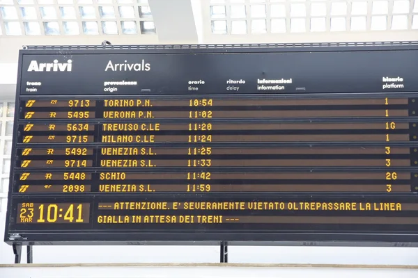 Board schedules of arrivals and departures of trains in an Itali — Stock Photo, Image