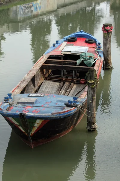 Barcaça de carga atracada no Canal antes de carregar — Fotografia de Stock