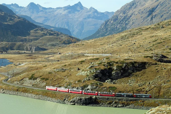 Röda tåget runt de vackra schweiziska bergen 2 — Stockfoto