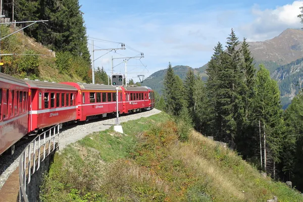 Tren rojo alrededor de las hermosas montañas suizas 19 — Foto de Stock