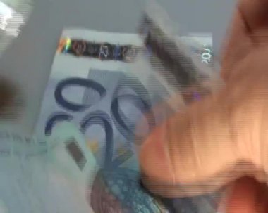 eller çok hızlı bir şekilde ödeme için Euro banknot sayma