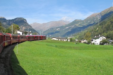 14 güzel İsviçre dağlarda kırmızı tren