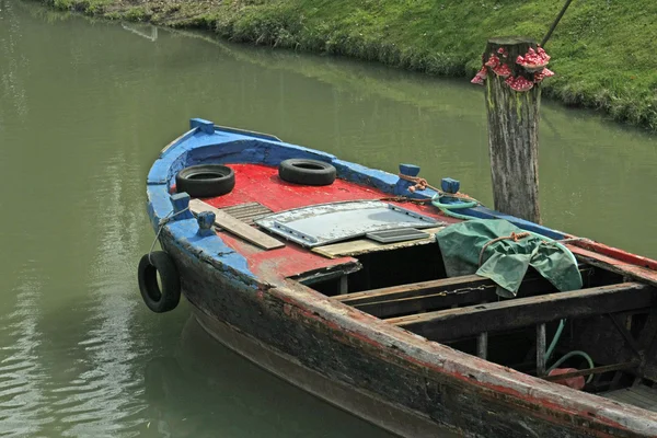 Barcaça de carga atracada no Canal antes de carregar — Fotografia de Stock