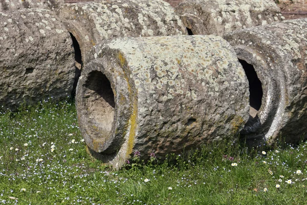 Steen en trachiet buizen van een oude Romeinse aquaduct historische — Stockfoto
