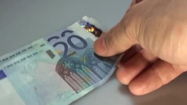 bir bankanın bir durumda çok hızlı bir şekilde para sayma el
