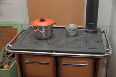 eski ahşap yanan bir soba Demlikli üzerinde soba
