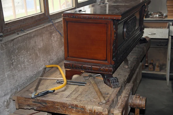 Nástroje v prašné tesařské dílny expert v restaurování mravenec — Stock fotografie