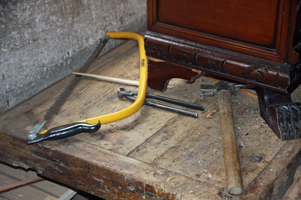 Herramientas en un taller de carpintería polvorienta experto en restauración de hormigas — Foto de Stock