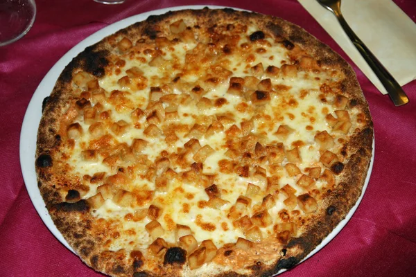 Gustosa pizza cotta con forno a legna con formaggio e patate — Foto Stock