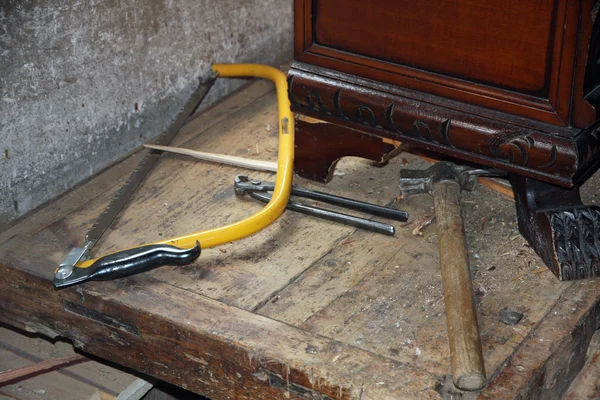 Инструменты в пыльном столярном цехе эксперт по реставрации муравьёв — стоковое фото