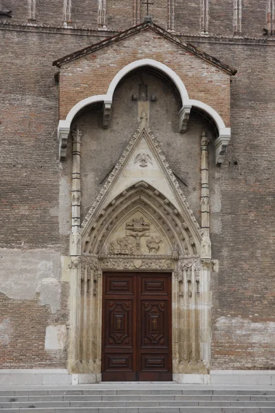 在弗留利威尼斯朱利亚乌迪内旧大教堂的外观 — 图库照片