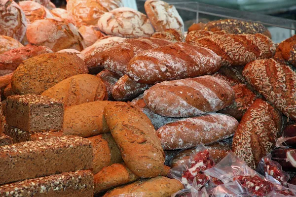 Cumulo di pezzi profumati di pane integrale farina di cereali prodotto — Foto Stock