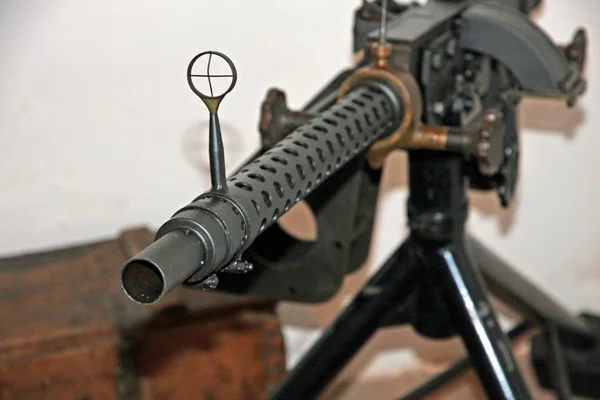 Barril de uma arma ameaçadora usada durante a guerra — Fotografia de Stock