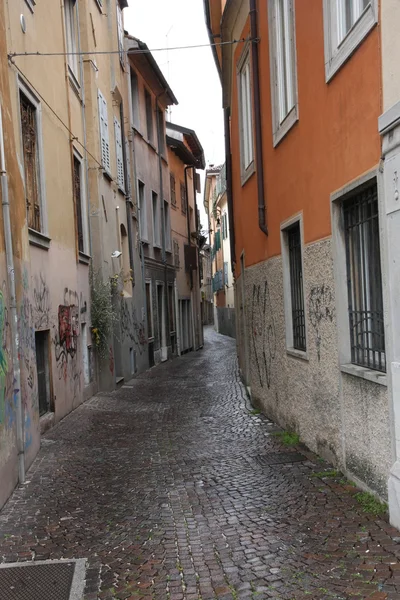 Smalle straat met huizen en huisvesting onderdeel voor onderdeel in een Italiaans — Stockfoto