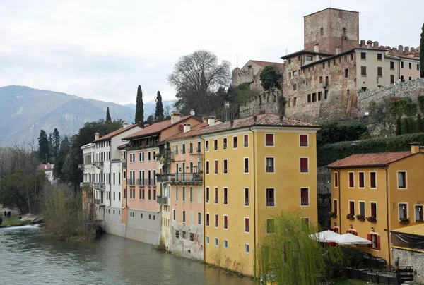 Huizen van bassano stad met uitzicht op de rivier de brenta op een bewolkt — Stockfoto