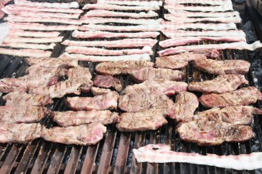 büyük açık barbekü ızgara domuz sosisi ve feneri ile