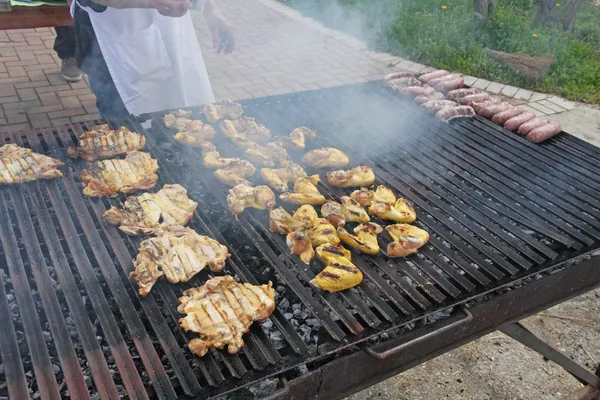 Restaurantköchin beim Kochen von Hühnerbrüsten im Grill — Stockfoto