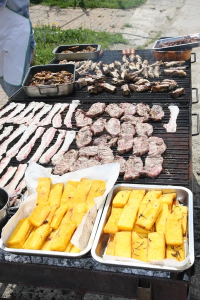 Cook while cooking in a giant grid of an outdoor barbecue for gr — Stock Photo, Image