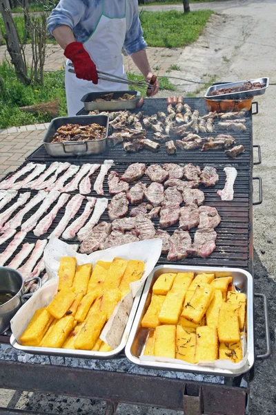 Koken tijdens het koken in een raster van een barbecue voor Kip grillen — Stockfoto
