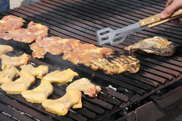 Огромное барбекю в саду с вкусным мясом к огню — стоковое фото
