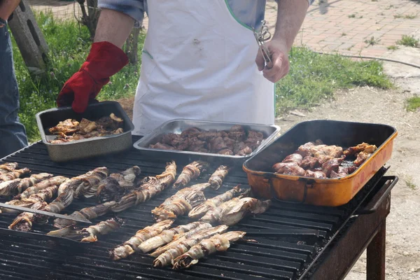 Cook while cooking in a outdoor barbecue for grilling chicken an — Stock Photo, Image