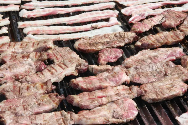 Barbacoa al aire libre parrilla con salchicha de cerdo y baliza —  Fotos de Stock