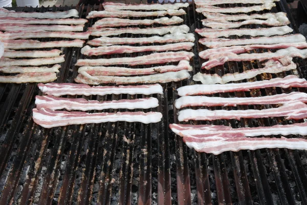 Grote openlucht barbecue grill met vele baken — Stockfoto