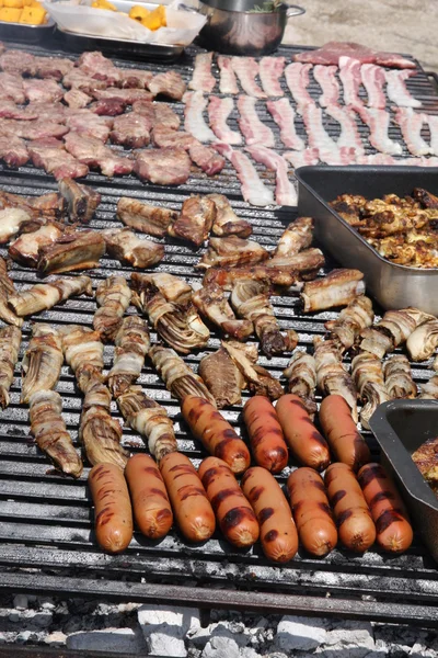 Сітка гігантського відкритого барбекю для смаження курки та свинини — стокове фото