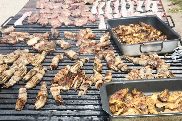 Grade de um churrasco gigante ao ar livre para grelhar frango e carne de porco — Fotografia de Stock