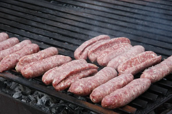 Salsiccia e bistecca in un barbecue in giardino — Foto Stock