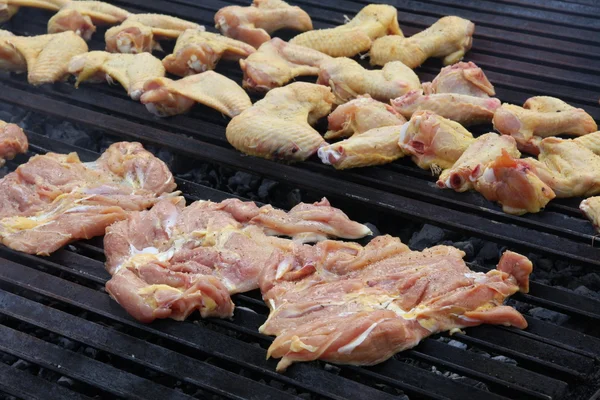 Enorme barbacoa en el jardín con carne sabrosa al fuego — Foto de Stock