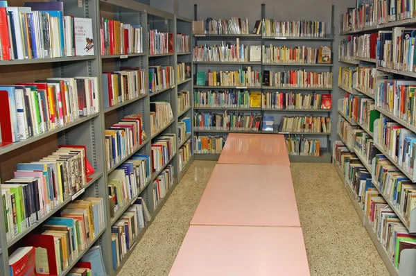 Offentligt bibliotek med många böcker att låna — Stockfoto