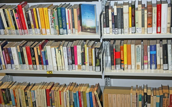 Bibliothèque publique avec de nombreux livres à emprunter — Photo