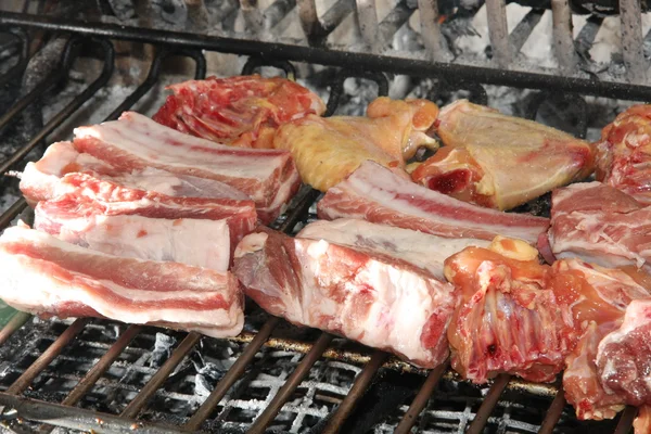 Fireplace in the restaurant where you cook pork ribs and grilled — Stock Photo, Image