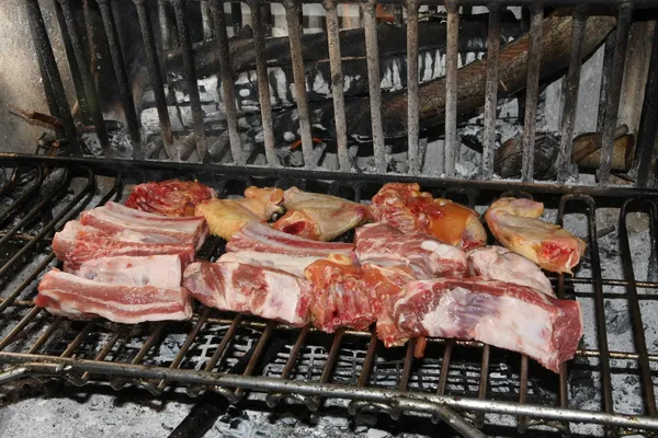 Öppna spisen i restaurangen där du koka revbensspjäll och grillad — Stockfoto