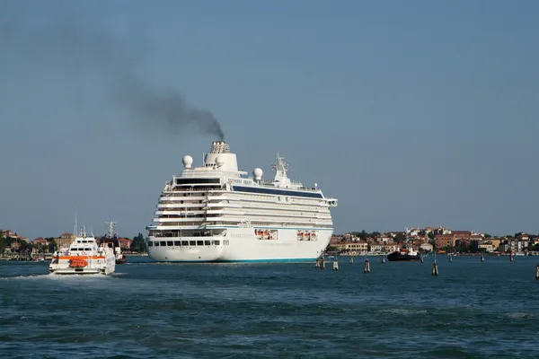 Giant cruise ship for the transportation of passengers pulled by — Stock Photo, Image