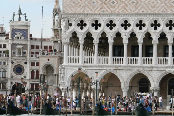 Hertogelijke paleis met de toren van de twee mori in Venetië in Italië — Stockfoto