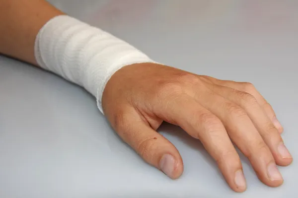 Bir çocuğun bir deri lezyonu nedeniyle bandajlı kolunu — Stok fotoğraf