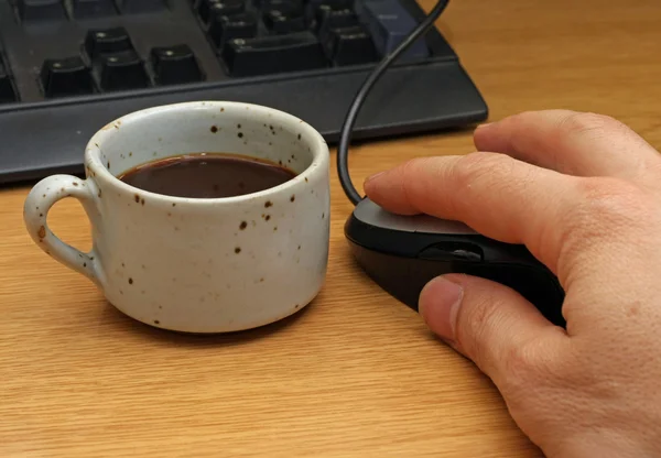 Pauză rapidă de cafea cu ceașcă rustică în fața computerului — Fotografie, imagine de stoc